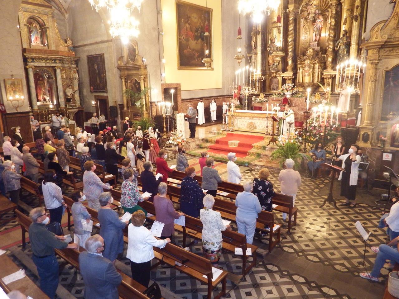 Molts fidels a la missa de la Fira