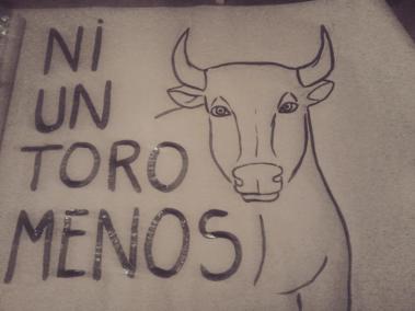 Una de les pancartes que han preparat les persones que aniran a la concentració.