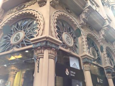 ARCA denúncia «la publicitat excessiva» a la façana de l'edifici modernista de Can Corbella