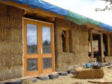 Arriba a Mallorca la construcció més alternativa: cases fetes amb bales de palla i argila