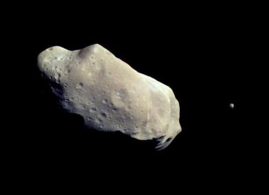 Imatge presa per la nau Galileu el 28 d'agost de 1993, on es veu l'asteroide (243) Ida i el seu satèl·lit Dactyl