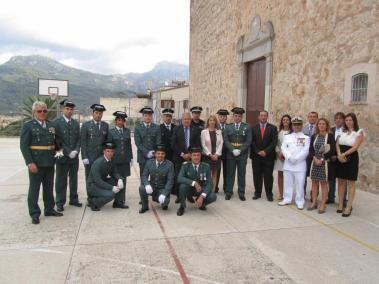 Membres del cos i altres convidats, en la foto de família després de la celebració al Convent.