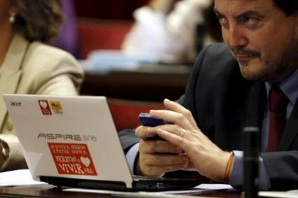 Antoni Camps durant una sessió plenària de la cambra autonòmica.