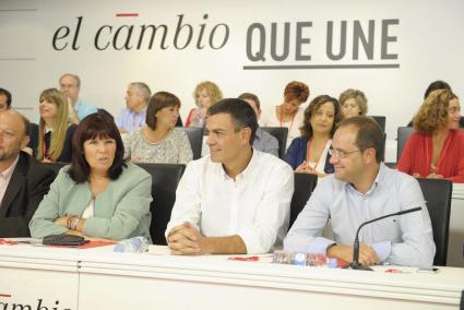 Armengol darrere Pedro Sánchez durant el comitè federal. 