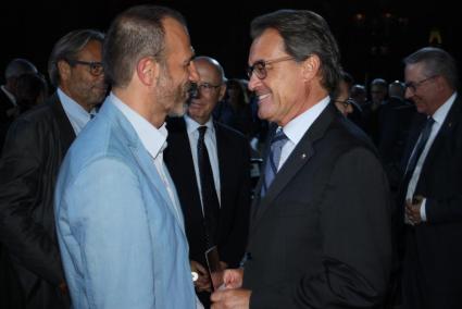 El vicepresident Biel Barceló saluda el president de la Generalitat de Catalunya, Artur Mas, després de l'acte institucional de la Diada.