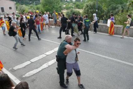 Moment de la detenció d'un dels quatre joves.