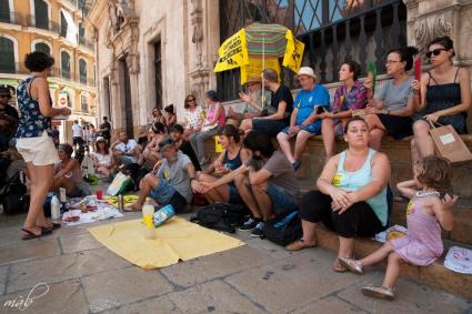 Desenes de persones han participat en 'Vermut' organitzat per la plataforma 'Ciutat per a qui l'habita'.