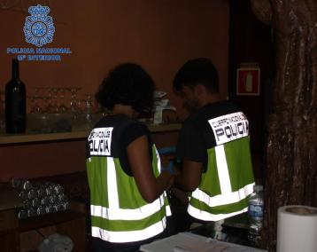 Agents de la Policia durant l'escorcoll del bar.