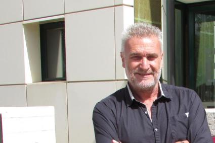 Antoni Bauzá davant les instal·lacions d'IB3.