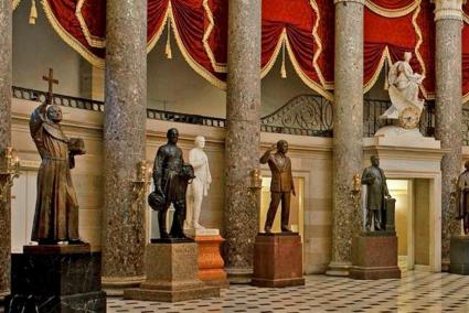 A l'esquerra l'estàtua de Juníper Serra al capitoli de Washington.