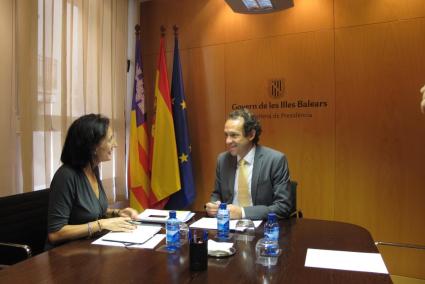 La presidenta de la FEHM Inmaculada de Benito i el conseller Marc Pons durant la trobada d'aquest dilluns.