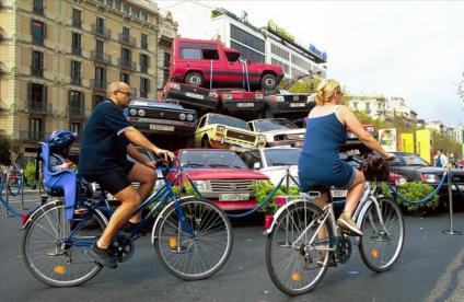 BARCELONA 22 09 2001 BARCELONA FESTES DE LA MERCE MERCE EL PASSEIG DE GRACIA CELEBRA EL DIA SIN COCHES CON ACTIVIDADES PARA NINOS Y CIRCUITOS PARA BICICLETAS FOTO FERRAN NADEU NEG 226504
