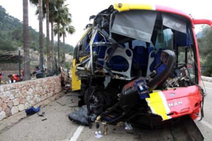 Estat en que quedà el bus després del sinistre. Hiviatjaven 16 persones.