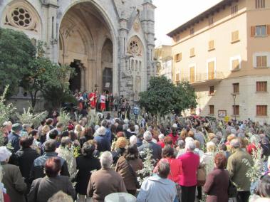 La benedicció dels Rams reuní a plaça centenars de persones.