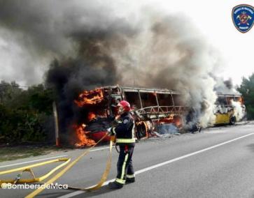 Imatge de l'autobús calcinat aquest diumenge entre Campos i la Colònia de Sant Jordi.