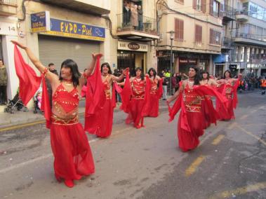Grup de ballarines orientals que obtingué el primer premi de carrosses.