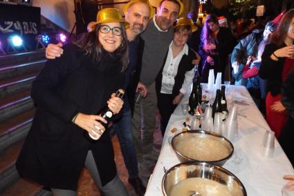 Els sollerics reben l'any nou a Plaça de forma multitudinària