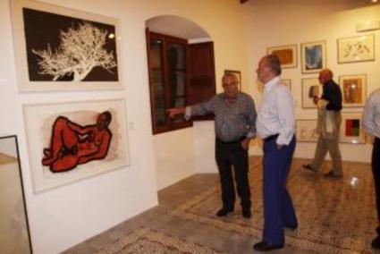 Joan Carles I amb Pere A. Serra contemplant les obres.