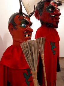 Els dimonis poblers renoven els seus vestits.