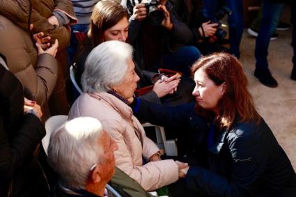 Armengol amb familiars dels represaliats de la fossa de Porreres.