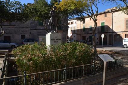 Estàtua de Maria Antònia Salvà a Llucmajor.