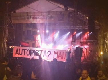 Milers de persones han participat a la Revetla de Sant Sebastià.