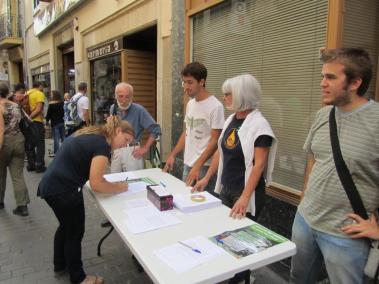 Paradeta per recollir instàncies, aquest dissabte al carrer de sa Lluna.