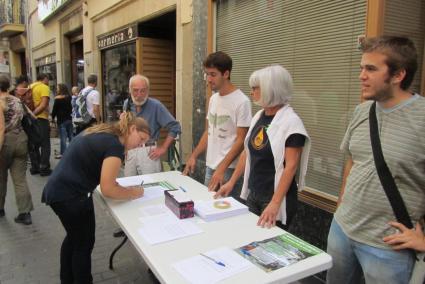 Paradeta per recollir instàncies, aquest dissabte al carrer de sa Lluna.