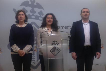 Antònia Fuster, Angèlica Pastor i Martí Capó aquest dijous a la sala de premsa de l'Ajutament de Palma.