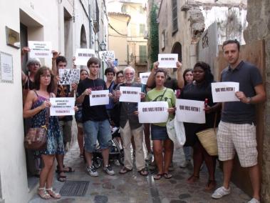 La concentració es va convocar via xarxes socials i es va fer divendres a les 20 h.