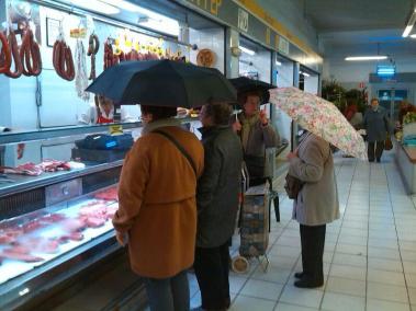 Imatge captada un recent dia de pluja dins el mercat.