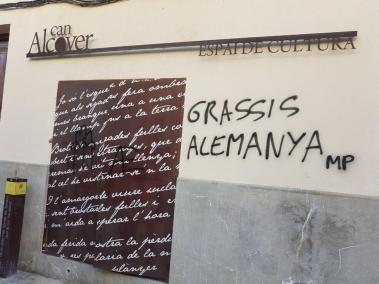 Imatge de les pintades feixistes que han aparegut aquest diumenge a Can Alcover.