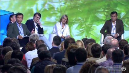 Company durant la seva intervenció en el conclave del PP a Sevilla.