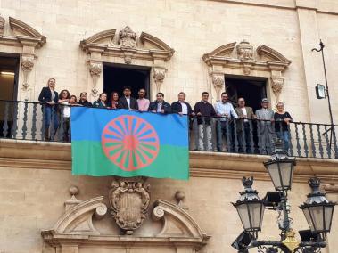 La bandera del poble gitano estarà durant tot el cap de setmana penjada al balcó de l'ajuntament.