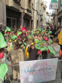 Una colla de caragols desfilant pel carrer de Sa Lluna.