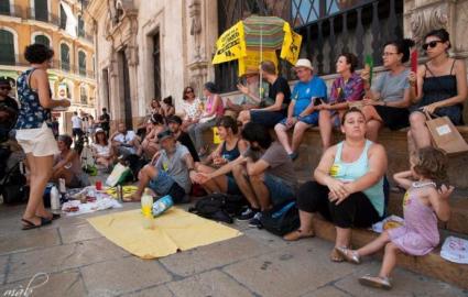 Imatge d'arxiu d'una protesta de 'Ciutat per a qui l'habita' davant l'Ajuntament de Palma.