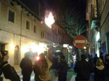 Quatre dotacions de bombers acudiren a l'emergència.