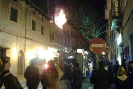 Quatre dotacions de bombers acudiren a l'emergència.