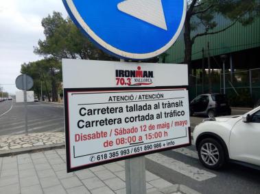 L'organització de la 'IRONMAN 70.3 Mallorca 2018' ha rectificat i ha inclòs el català en els seus cartells.