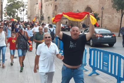 Alguns dels 'ultres' espanyolistes mostraren sengles mostres d'actitud violenta o intimidatòria.