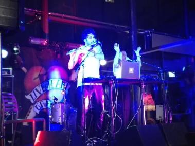 El directe del duet Jansky ofereix una experiència única, amb moments de pista de ball, experimentació jazzística i improvisació.