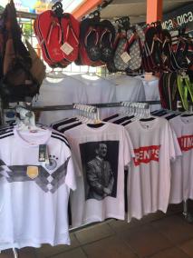 El tuitaire ha compartit a través de la xarxa social algunes quantes imatges de la camiseta de Hitler.