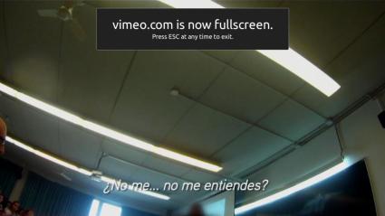 Moment d'una de les pel·lícules de David Valls on es llegeix '¿No me entiendes?'