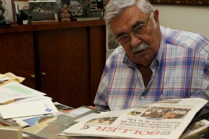 EL PRESIDENTE DEL GRUPO SERRA PERE ANTONI SERRA BAUZA LEYENDO EL SETMANARI SOLLER.