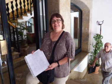 Una veïna que ha impulsat la recollida de firmes les va presentar dilluns a l'Ajuntament.