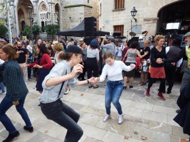 Swingtast anima el centre amb música, ball i gastronomia