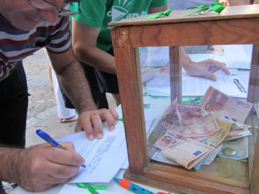 Només dissabte a plaça es van recollir més de 1.000 euros per a la caixa de ressitència dels docents vaguistes.