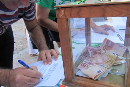 Només dissabte a plaça es van recollir més de 1.000 euros per a la caixa de ressitència dels docents vaguistes.