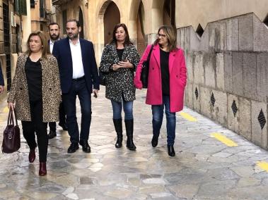 José Luis Ábalos, secretari d'Organització del PSOE, al costat de la presidenta Armengol i altres autoritats.