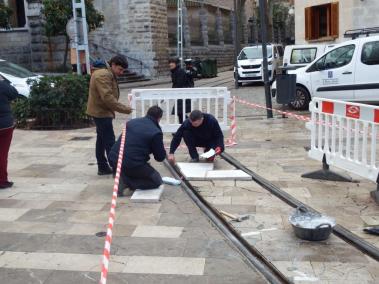 Reparen l'empedrat de Plaça